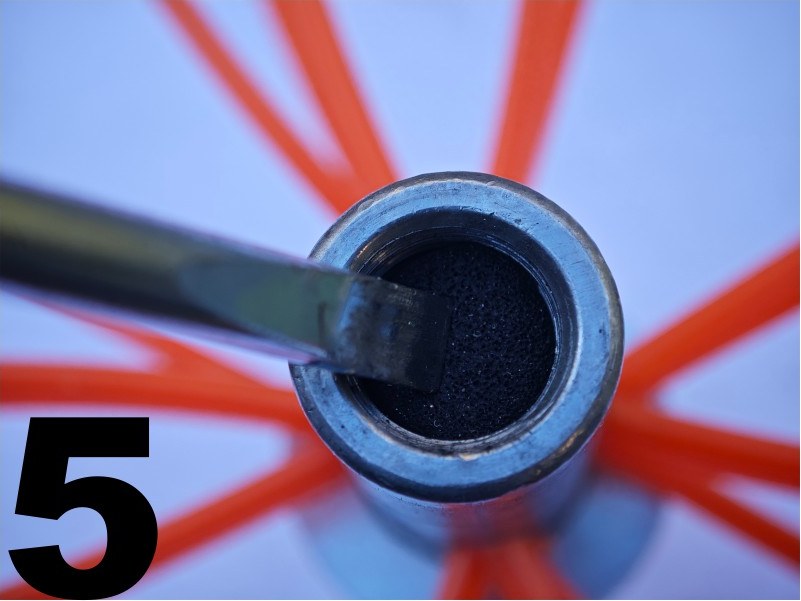Krok 5 — dobijanie wkładki lock-system na właściwą głębokość